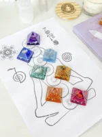 Kit de mini piramides de orgonite dos 7 chakras