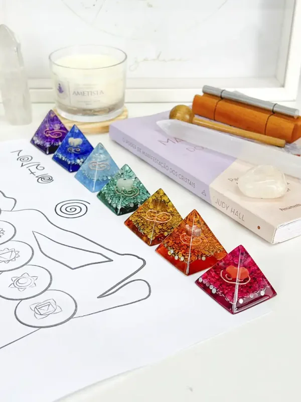 Kit de mini piramides de orgonite dos 7 chakras