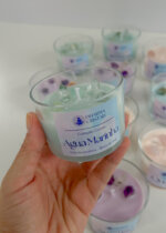 Vela Aromática Água Marinha com Cristais Naturais | Brisa do Mar | Coleção Colors — Dharma Cristais