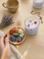Kit Presente Equilíbrio: Vela Ametista Aroma Alecrim + Kit 7 chakras pedras roladas