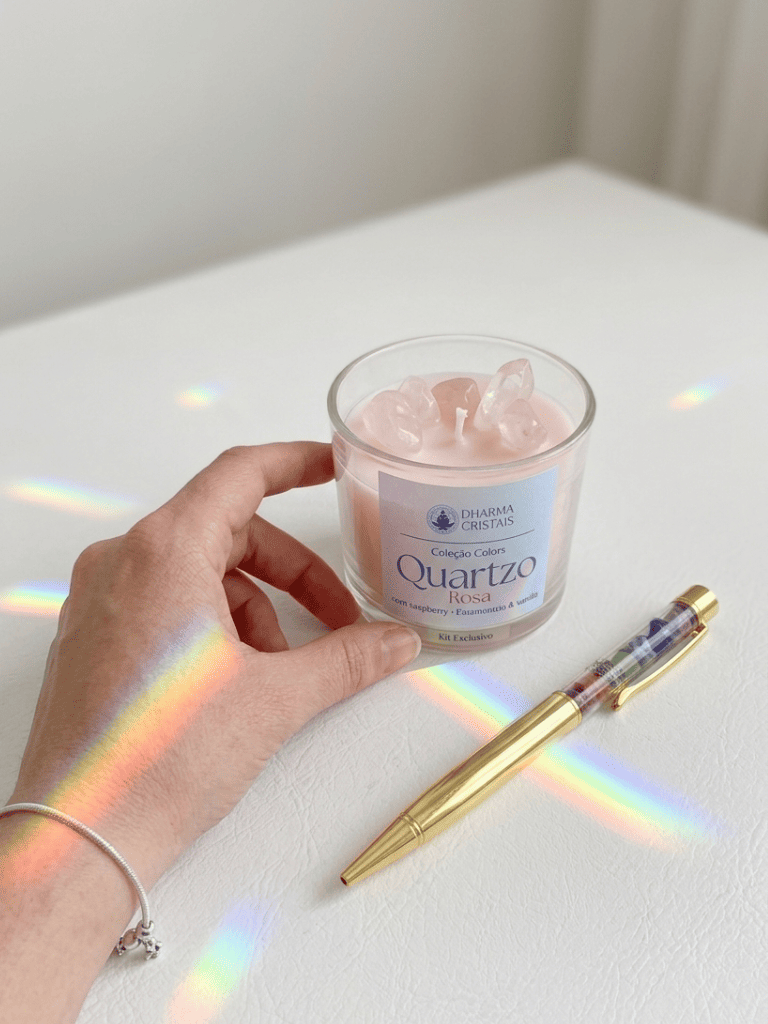 6ca9ac296a1b42df7de1bdc8a614e03d.png Kit Presente Intenção Caneta de cristais 7 chakras + Vela Quartzo Rosa (framboesa e baunilha) - Imagem 1