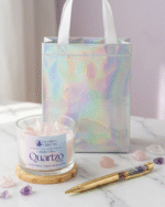 Kit Presente Intenção — Caneta de Cristais 7 Chakras + Vela Quartzo Rosa | Com sacola de presente